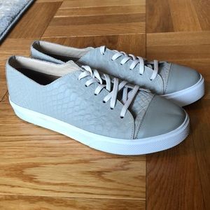 Like new Kaanas grey sneaker, size 7